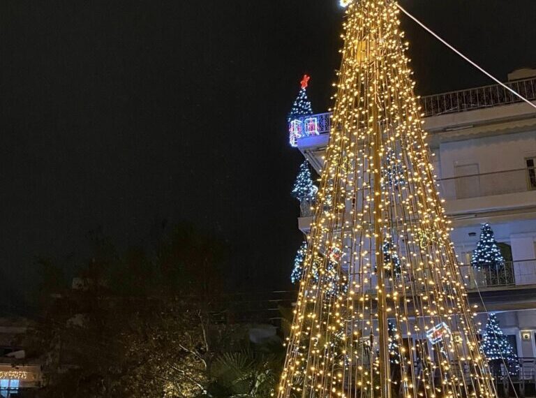 Άναψε το χριστουγεννιάτικο δέντρο στον Εύοσμο