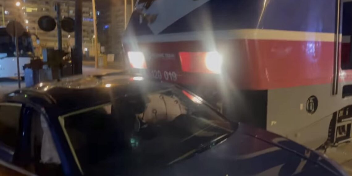 Τρένο παρέσυρε Ι.Χ. στη δυτική Θεσσαλονίκη (vid)
