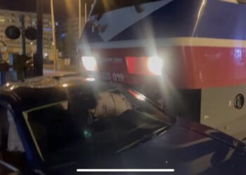 Τρένο παρέσυρε Ι.Χ. στη δυτική Θεσσαλονίκη (vid)