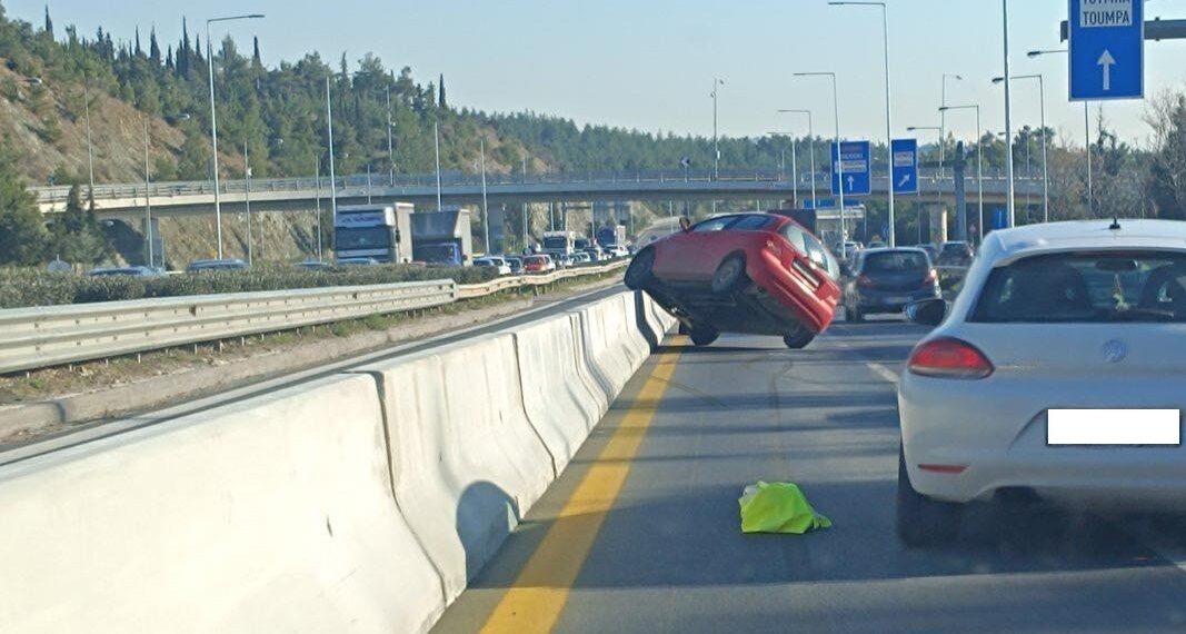 Θεσσαλονίκη: Αυτοκίνητο “καβάλησε” στηθαίο στον Περιφερειακό – Κυκλοφοριακό κομφούζιο