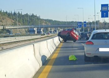 Θεσσαλονίκη: Αυτοκίνητο “καβάλησε” στηθαίο στον Περιφερειακό – Κυκλοφοριακό κομφούζιο