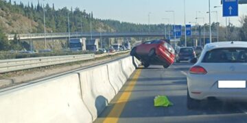 Θεσσαλονίκη: Αυτοκίνητο “καβάλησε” στηθαίο στον Περιφερειακό – Κυκλοφοριακό κομφούζιο