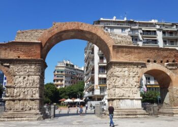 Θεσσαλονίκη: Αλγερινοί έβγαλαν μαχαίρι και χτύπησαν ομοεθνή τους στην Καμάρα για να τον ληστέψουν