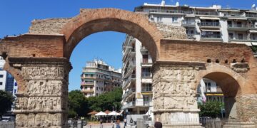 Θεσσαλονίκη: Αλγερινοί έβγαλαν μαχαίρι και χτύπησαν ομοεθνή τους στην Καμάρα για να τον ληστέψουν