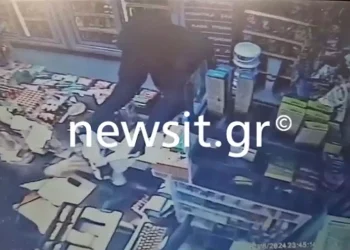 Ληστεία σε ψιλικατζίδικο στη Θεσσαλονίκη – Καρέ καρέ οι κινήσεις του δράστη, απείλησε την υπάλληλο