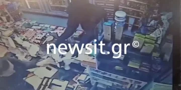 Ληστεία σε ψιλικατζίδικο στη Θεσσαλονίκη – Καρέ καρέ οι κινήσεις του δράστη, απείλησε την υπάλληλο