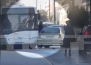 Εύοσμος: Άγριο ξύλο ανάμεσα σε οδηγό του ΟΑΣΘ και οδηγό αυτοκινήτου μετά από τροχαίο