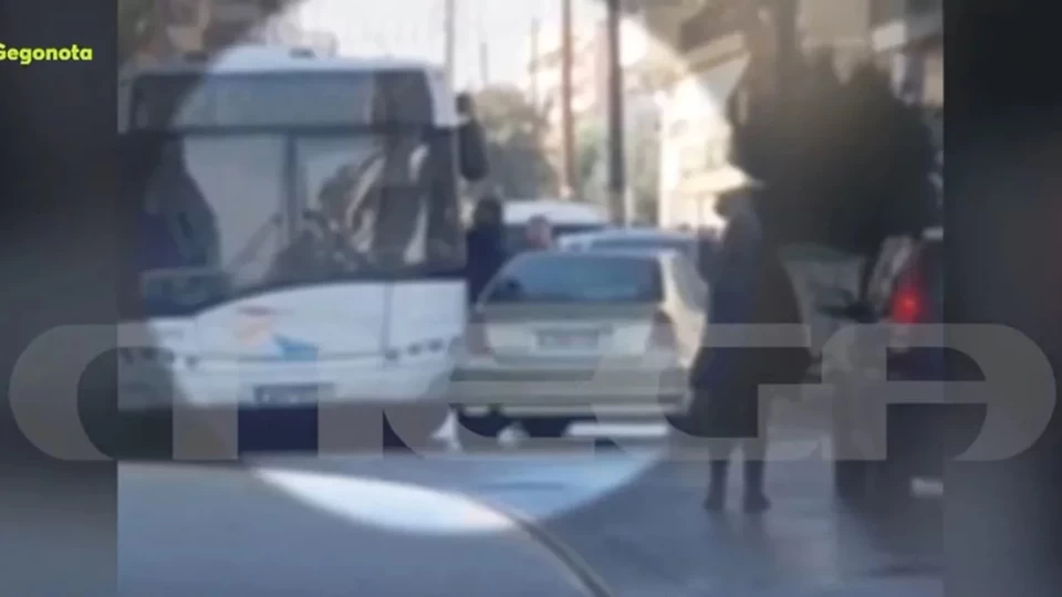 Εύοσμος: Άγριο ξύλο ανάμεσα σε οδηγό του ΟΑΣΘ και οδηγό αυτοκινήτου μετά από τροχαίο