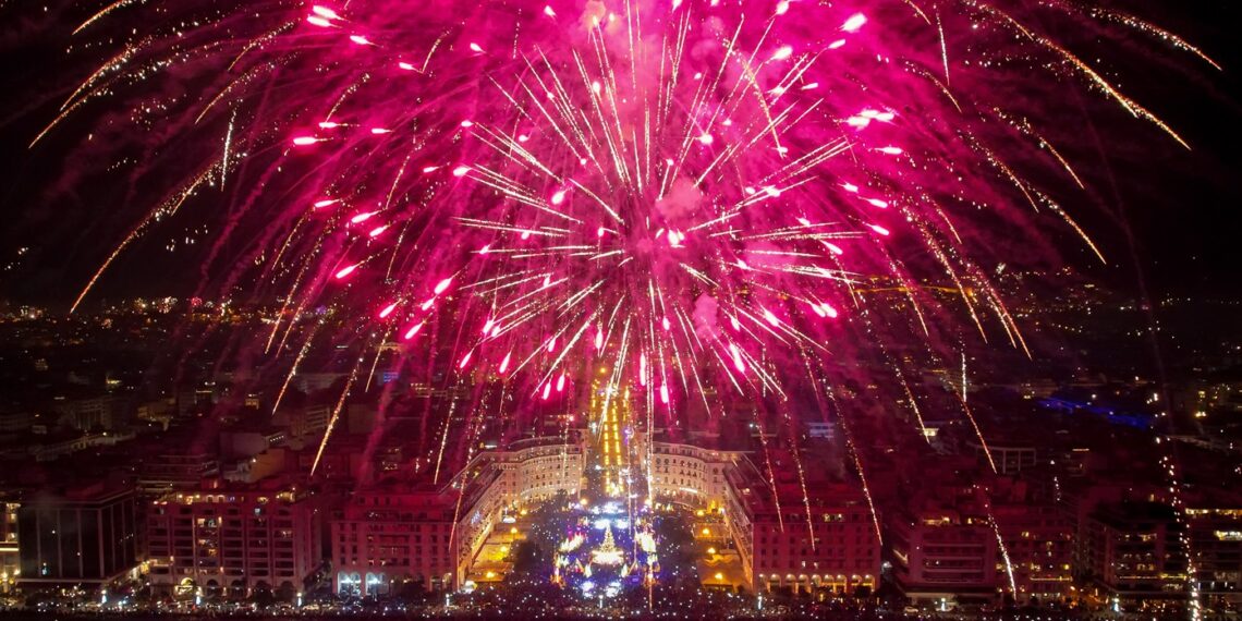 Με εντυπωσιακό show πυροτεχνημάτων η Θεσσαλονίκη υποδέχτηκε το 2024! (φωτο & video)