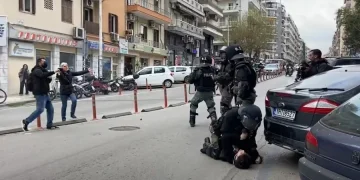 Άγρια βία από αστυνομικό των ΜΑΤ στη Θεσσαλονίκη: Χτυπά το κεφάλι διαδηλωτή στο δρόμο