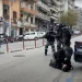 Άγρια βία από αστυνομικό των ΜΑΤ στη Θεσσαλονίκη: Χτυπά το κεφάλι διαδηλωτή στο δρόμο