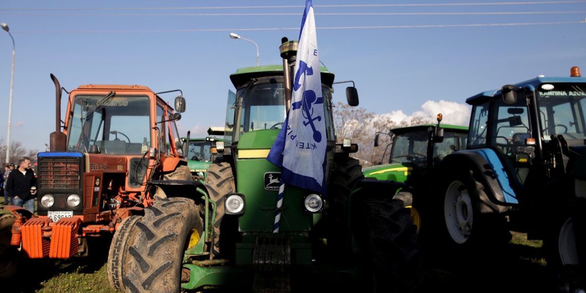 Αγρότες έκλεισαν με τα τρακτέρ τους την Εθνική Οδό Θεσσαλονίκης – Μουδανιών