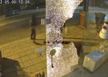 Θεσσαλονίκη: «Κατέβασαν» βιτρίνα ζαχαροπλαστείου – Διάρρηξη σε 1 λεπτό (video)