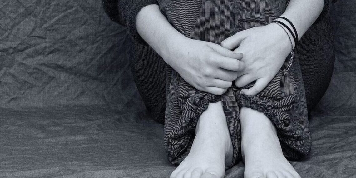 Θεσσαλονίκη: Στο σκαμνί 53χρονος για τον βιασμό της ανιψιάς του – Ένταση και λιποθυμίες στη δίκη