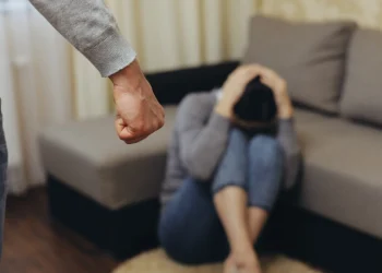 Θεσσαλονίκη: «Ήθελα να ξέρω με πόσους έχει πάει» – Στο δικαστήριο 34χρονος για βία στην 27χρονη έγκυο σύντροφό του