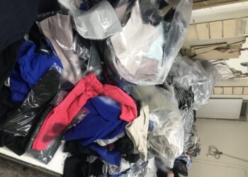 Θεσσαλονίκη: Έκρυβαν σε αποθήκη μαγαζιού 2.561 ρούχα “μαϊμού” – Δύο συλλήψεις και πρόστιμο (φωτο)
