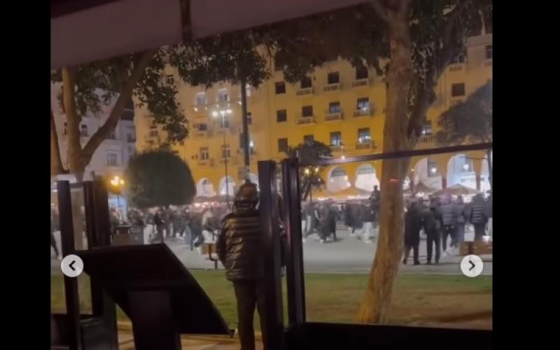 Θεσσαλονίκη: Άγρια επίθεση νεαρών σε τρανς άτομα στην Αριστοτέλους – Με μπουκάλια