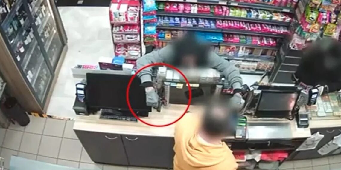 Ληστεία σε ψιλικατζίδικο στη Θεσσαλονίκη – Απείλησαν με όπλο τον υπάλληλο – Τον ψέκασαν με σπρέι πιπεριού (video)