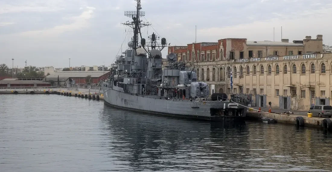 Θεσσαλονίκη: Αναχωρεί για τη Σαλαμίνα το ιστορικό αντιτορπιλικό ΒΕΛΟΣ