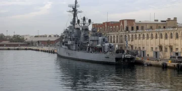 Θεσσαλονίκη: Αναχωρεί για τη Σαλαμίνα το ιστορικό αντιτορπιλικό ΒΕΛΟΣ