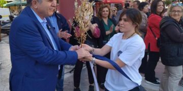 Έυοσμος: Έφτασε η χρυσή ελιά για τον αυριανό Διεθνή Μαραθώνιο (Eικόνες)
