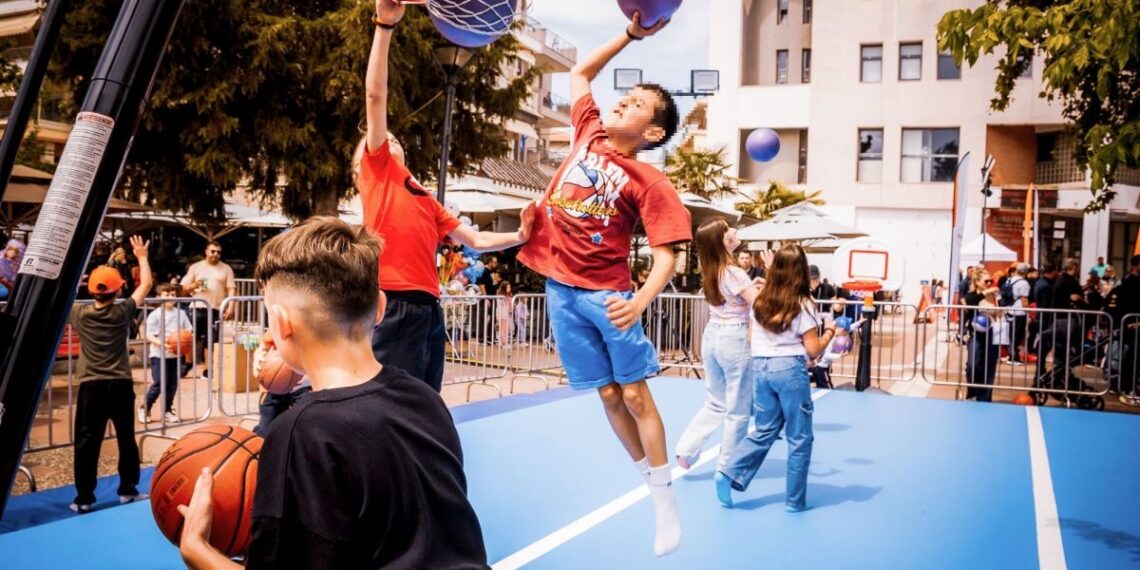 Σε γήπεδο μπάσκετ μετατράπηκε η Πλατεία Ευόσμου