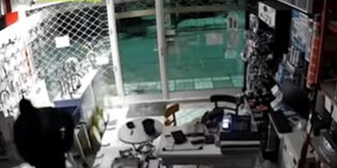 Εύοσμος: Βίντεο-ντοκουμέντο με τη διάρρηξη σε κατάστημα χρωμάτων