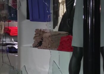Εύοσμος: Διάρρηξη σε κατάστημα ρούχων – Πέταξε τα ρούχα για να ξεφύγει ο δράστης (video)