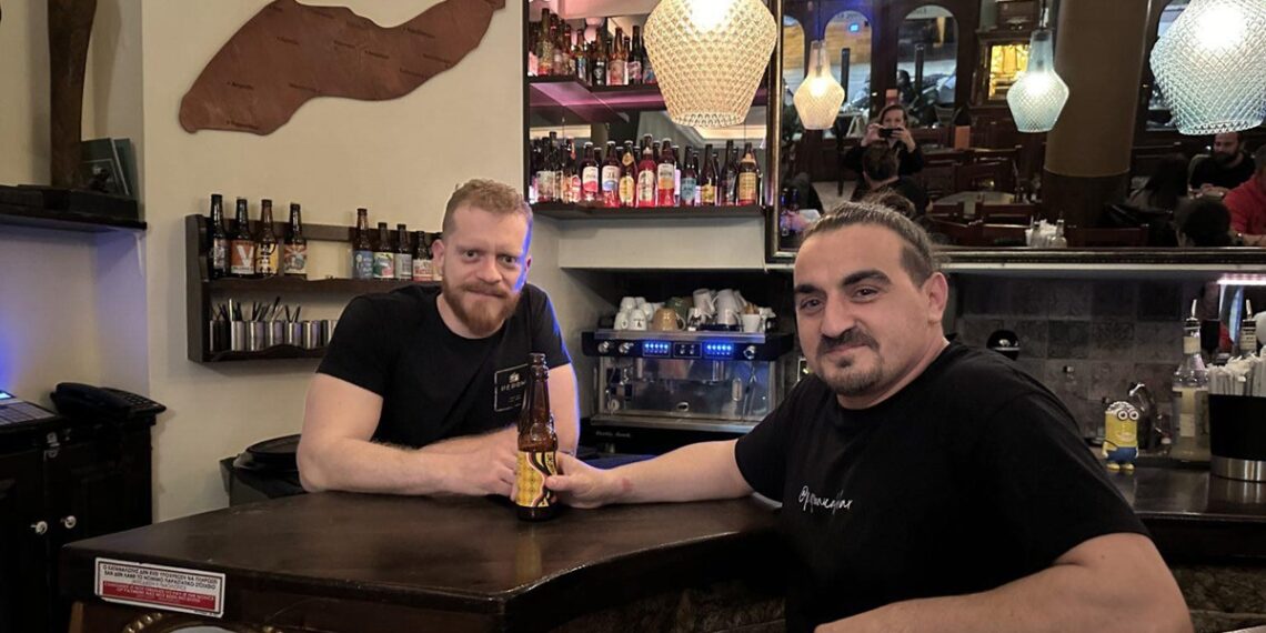 Θεσσαλονίκη: Δύο κολλητοί αγόρασαν το στέκι τους για να μην κλείσει – Το κλασικό μπαρ στα δυτικά που μεγάλωσε γενιές και γενιές