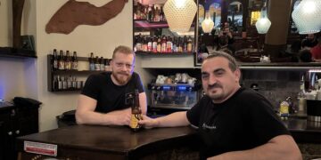 Θεσσαλονίκη: Δύο κολλητοί αγόρασαν το στέκι τους για να μην κλείσει – Το κλασικό μπαρ στα δυτικά που μεγάλωσε γενιές και γενιές