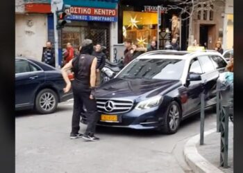 Θεσσαλονίκη: Χόρεψε στη μέση του δρόμου σταματώντας ταξί – λεωφορείο (Βίντεο)