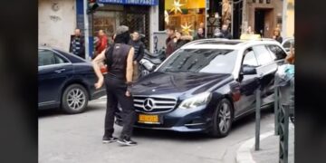 Θεσσαλονίκη: Χόρεψε στη μέση του δρόμου σταματώντας ταξί – λεωφορείο (Βίντεο)