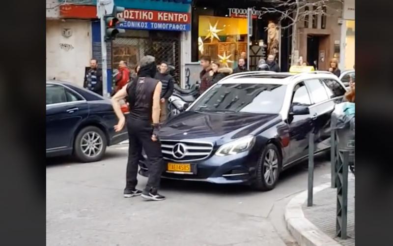 Θεσσαλονίκη: Χόρεψε στη μέση του δρόμου σταματώντας ταξί – λεωφορείο (Βίντεο)