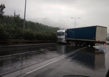 Θεσσαλονίκη: Δίπλωσε νταλίκα στον Περιφερειακό – Μπαράζ τροχαίων