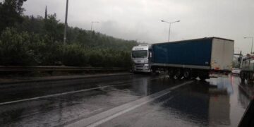 Θεσσαλονίκη: Δίπλωσε νταλίκα στον Περιφερειακό – Μπαράζ τροχαίων