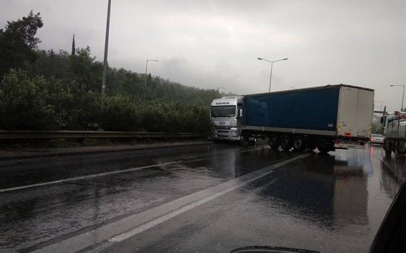 Θεσσαλονίκη: Δίπλωσε νταλίκα στον Περιφερειακό – Μπαράζ τροχαίων