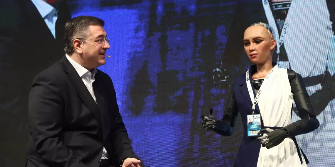 Η Sophia the robot στη Θεσσαλονίκη: «Γειά σου Τζίτζι, σαν τη Χαλκιδική δεν έχει»