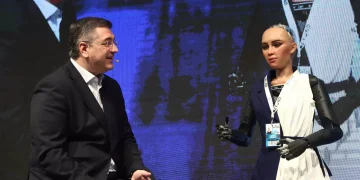 Η Sophia the robot στη Θεσσαλονίκη: «Γειά σου Τζίτζι, σαν τη Χαλκιδική δεν έχει»