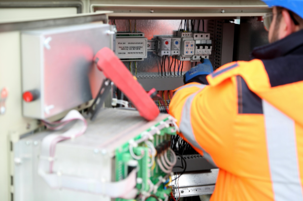 Ανακαίνιση σπιτιού με νέες ηλεκτρικές εγκαταστάσεις: Τα απαραίτητα εργαλεία για άψογη εργασία