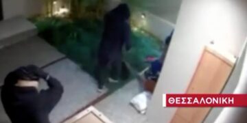 Η στιγμή που μπήκαν κλέφτες σε σπίτι στη Θεσσαλονίκη – Ήξεραν πώς έρχεται το «100»