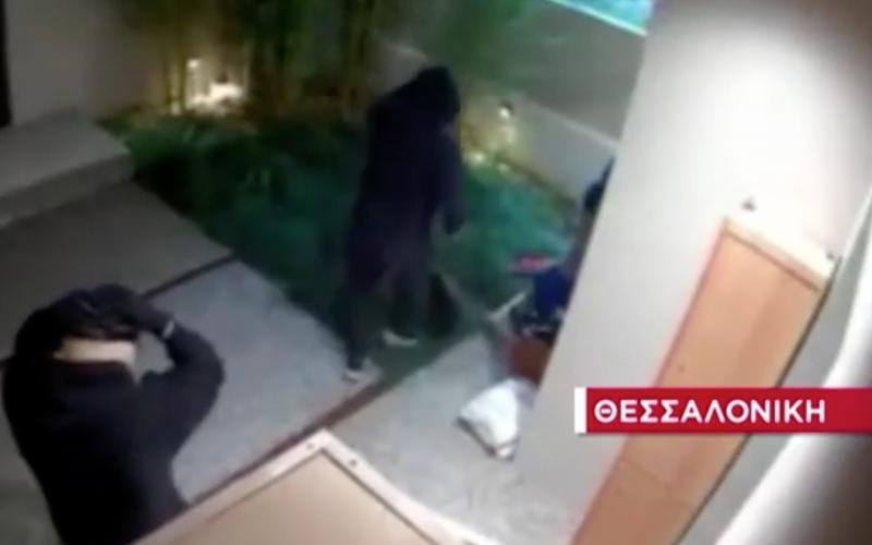 Η στιγμή που μπήκαν κλέφτες σε σπίτι στη Θεσσαλονίκη – Ήξεραν πώς έρχεται το «100»