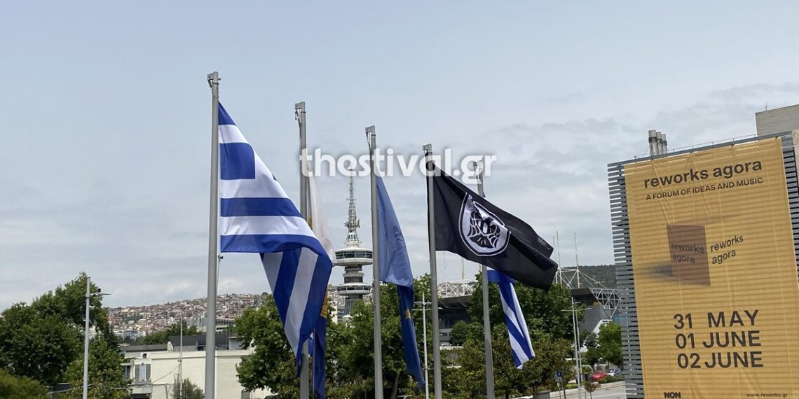 Θεσσαλονίκη: Κατέβασαν τη σημαία του ΠΑΟΚ από το Δημαρχιακό Μέγαρο