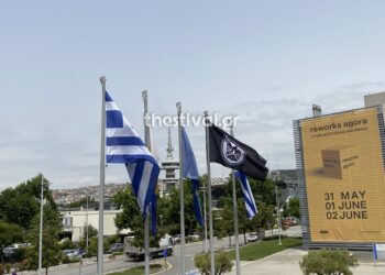 Θεσσαλονίκη: Κατέβασαν τη σημαία του ΠΑΟΚ από το Δημαρχιακό Μέγαρο