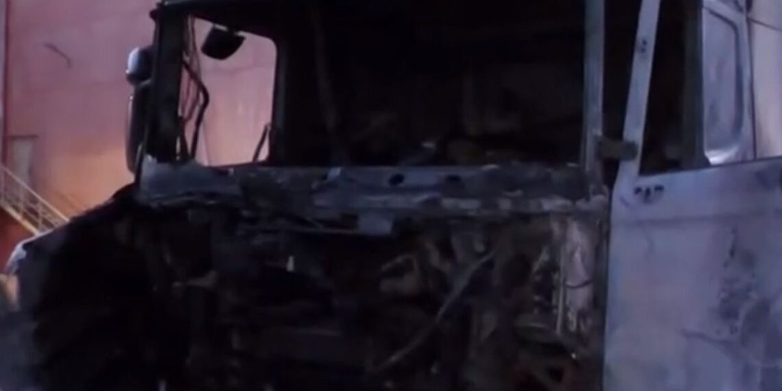 Δυτική Θεσσαλονίκη: Φωτιά σε φορτηγό έξω από εμπορικό κατάστημα – Ένας τραυματίας (video)