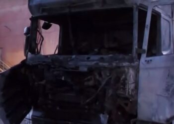 Δυτική Θεσσαλονίκη: Φωτιά σε φορτηγό έξω από εμπορικό κατάστημα – Ένας τραυματίας (video)