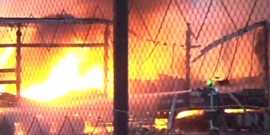 Θεσσαλονίκη: Φωτιά σε τρεις τράκτορες στο λιμάνι τα ξημερώματα – Δείτε βίντεο