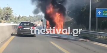 Θεσσαλονίκη: «Στάχτη» λεωφορείο ΟΑΣΘ στον Περιφερειακό – Μεγάλη φωτιά, δείτε εικόνες