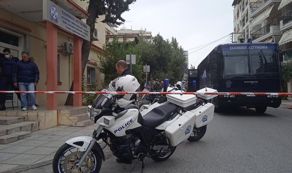 Εύοσμος: Αποπειράθηκαν να ληστέψουν με λοστό ψιλικατζίδικο