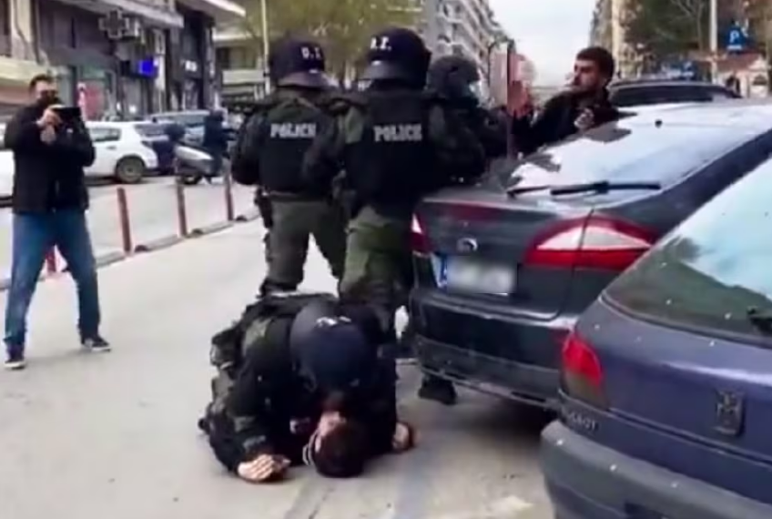Θεσσαλονίκη: Μήνυση στον άνδρα των ΜΑΤ που κράτησε με λαβή πνιγμού και χτύπησε διαδηλωτή σε πορεία για τα Τέμπη