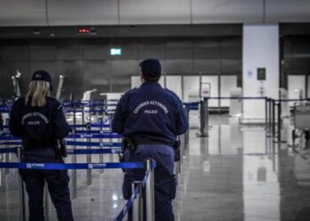 Θεσσαλονίκη: Χαμός στο αεροδρόμιο – Άργησε να πάει, χτυπούσε γραφεία για να περάσει